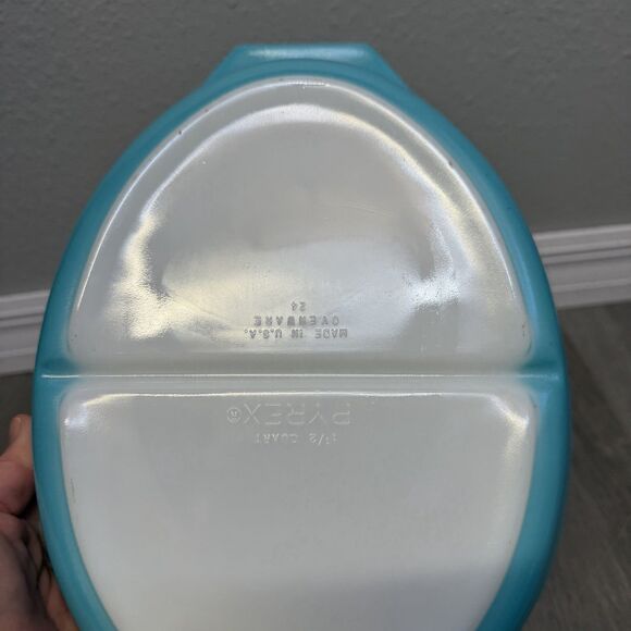 Vintage PYREX Turquoise Snowflake 1-1/2 Quart Divided Casserole Dish w/ Lid - Picture 5 of 7